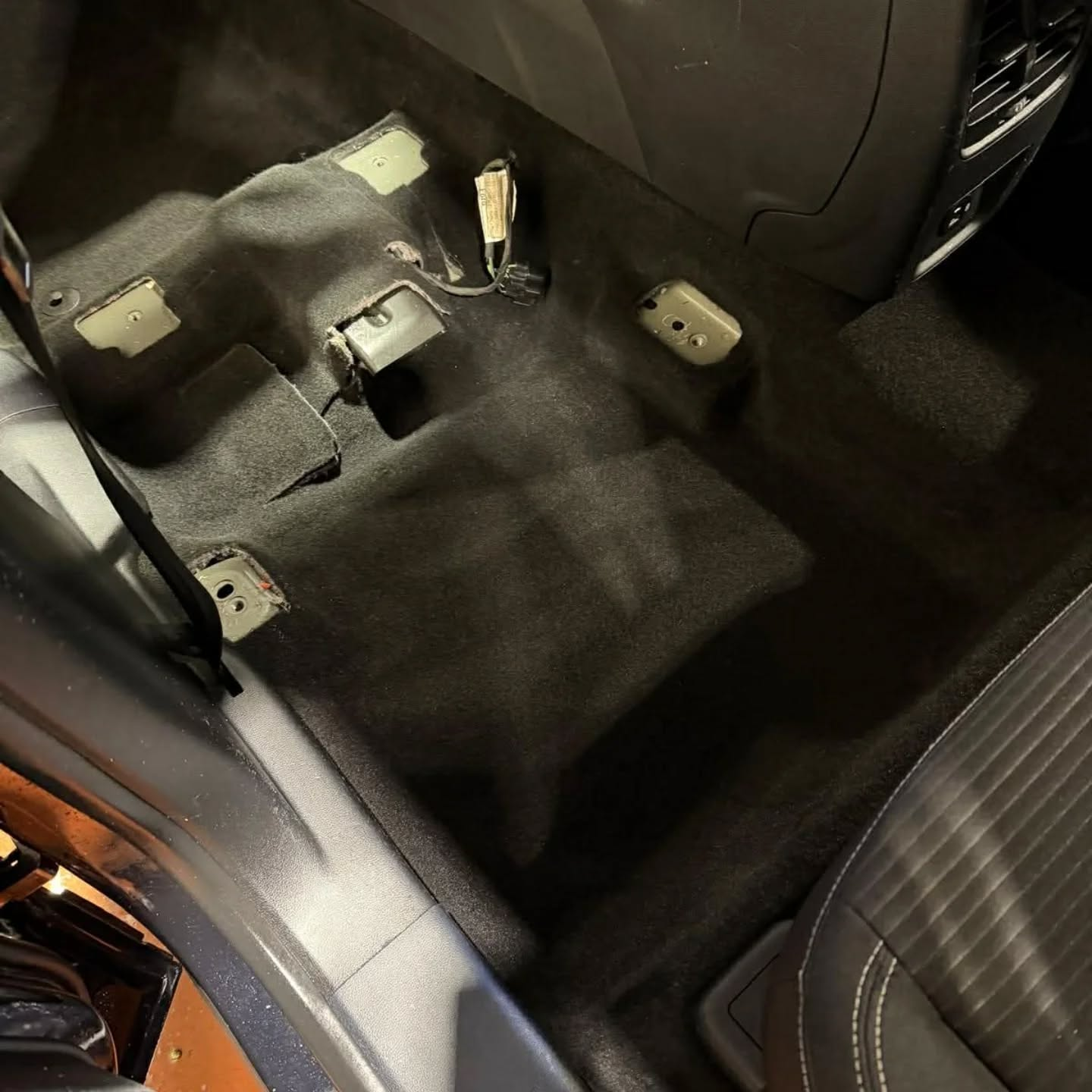 Švarios automobilio salono grindys po cheminio valymo