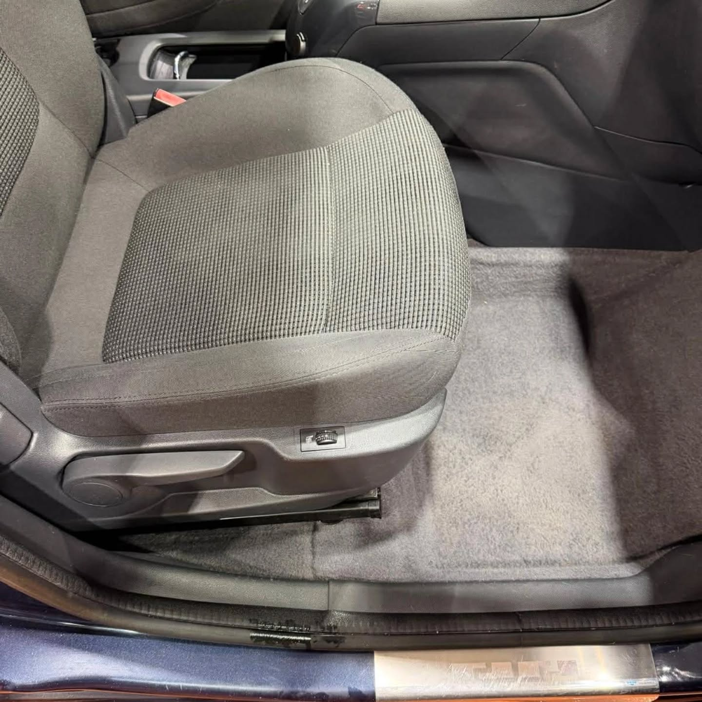 Švari automobilio sėdynė ir slenkstis po valymo