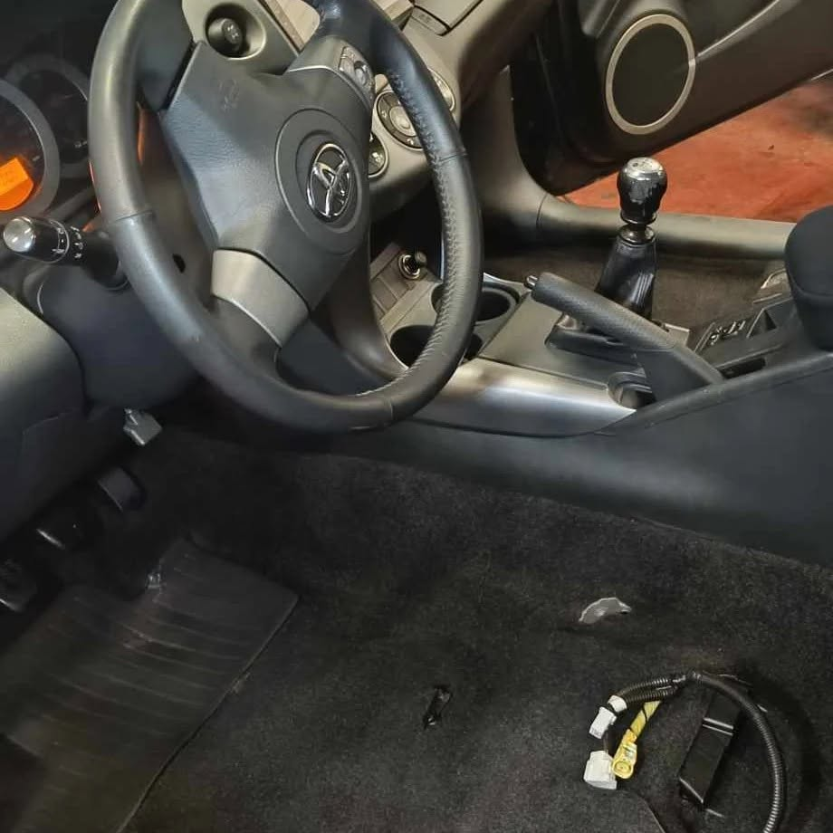 Švarus automobilio salono priekis po valymo