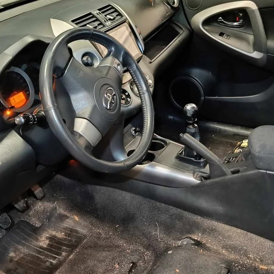 Purvinas automobilio salono priekis prieš valymą